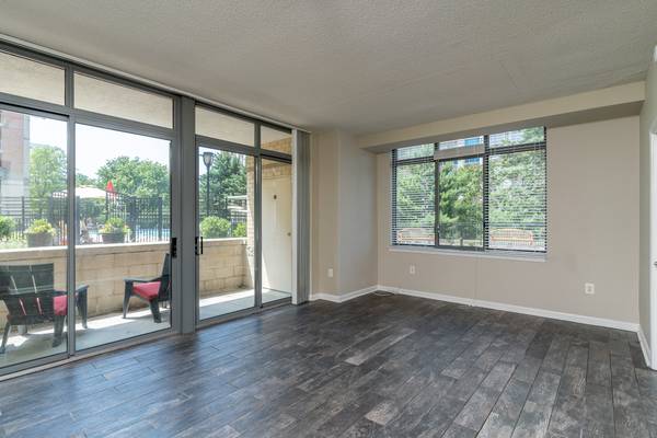 $2,395 / 2br - 1156ft2 - Move In Today: 2 Bed - 2 Bath Luxury Apartment w/Parking on Redline (Pike & Rose / White Flint / North Bethesda)63822079228035124