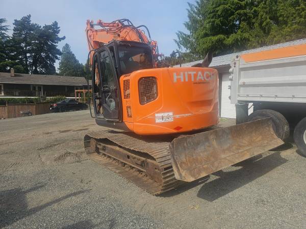 Lightly used Hitachi zx135-us Excavator - heavy equipment