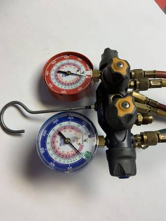 Yellow Jacket Titan Four Valve Manifold 1