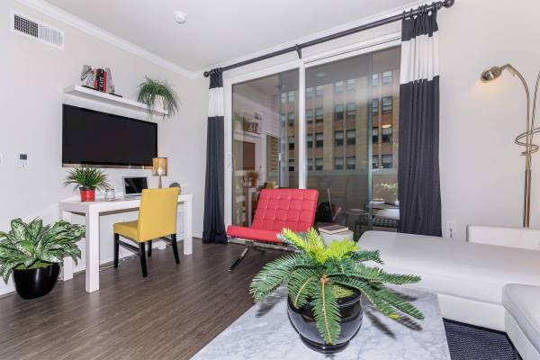 $2,459 / 1br - 684ft2 - Dishwasher, Soaking Baths, Wood Laminate Flooring (1026 S Broadway, Los Angeles, CA)63912983423234123