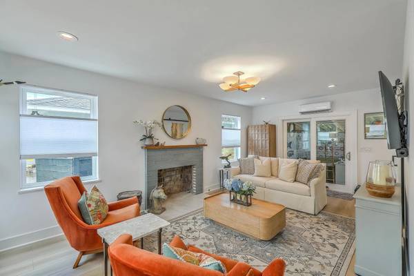 $2,696 / 3br - Downtown Charleston without the cramped apartment vibe64016105483523120