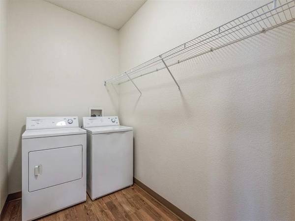 $1,410 / 1br - 797ft2 - Stainless Steel Appliances, On-site Maintenance, Air Conditioner (110 E 1st St, Chaska, MN)63990379632258123