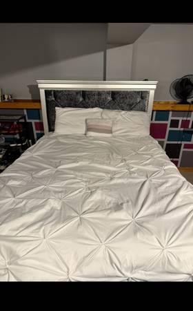 Gray Bedroom Set – Bed Frame, 6-Drawer Dresser & Nightstand 1