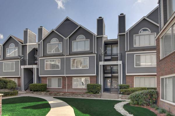 $1,280 / 2br - 925ft2 - Persianas para ventanas, estantes empotrados, armarios amplios (9707 Walnut Hl Ln, Dallas, TX)63867602019969120