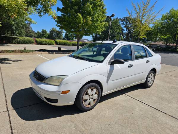2007 Ford Focus ZX4 S.. título limpio ..124 mil millas.. - $3,000 (Rocklin)63619557374083124
