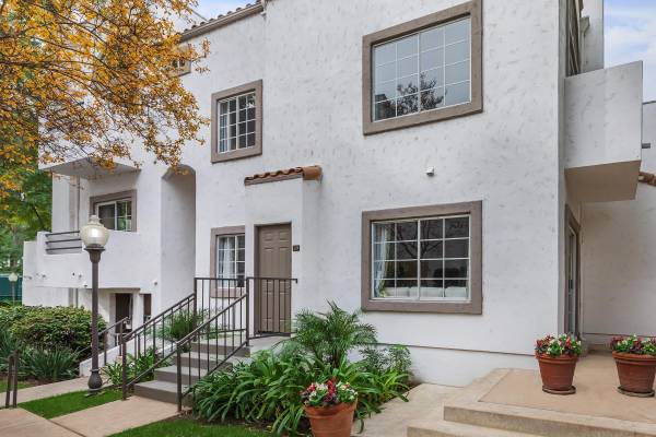 $3,559 / 2br - 1176ft2 - Tree-Top Views, In-Unit Full-Sized Washer & Dryer, 2/BD 2.5/BA (22219 Summit Vue Lane, Woodland Hills, CA)63700977811201123