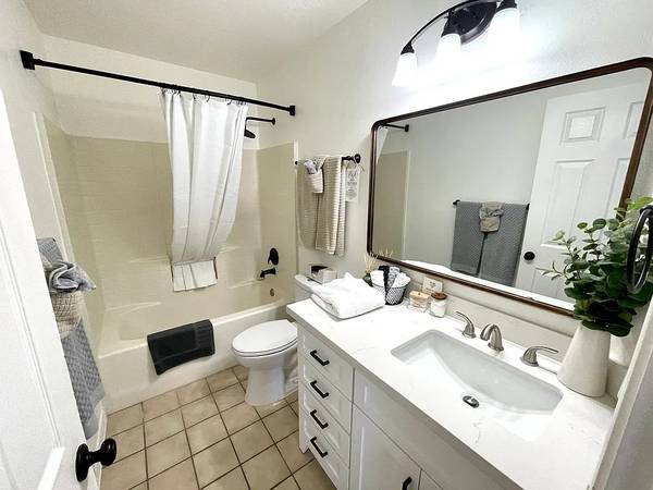 $850 / 3br - 1241ft2 - DecorMaster bathroom (1471 Bryan Dr, Bullhead City, AZ)63799545193345120