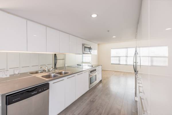 $2,795 / 2br - 940ft2 - Pet Friendly 2 Bedroom Townhome w/ Downtown View! (San Diego)63998604334211121