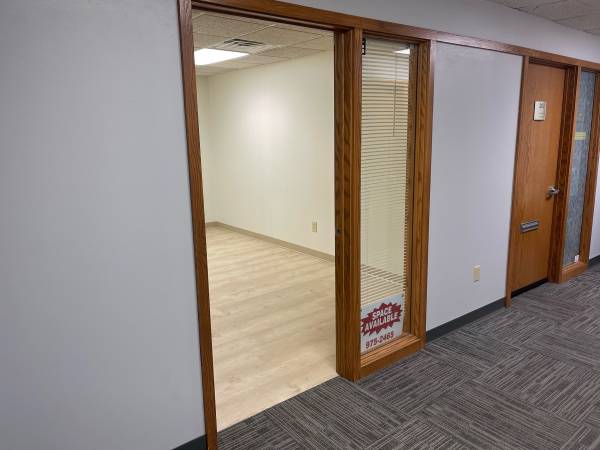 $395 WDM PROFESSIONAL OFFICE SUITE/ESTHETICIAN/MASSAGE COMING AVAILABLE (WEST DES MOINES)64163742779011123