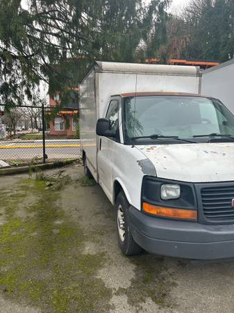 08 Chevy  10 ft box truck - $3,800 (Tukwila)63470887187587121