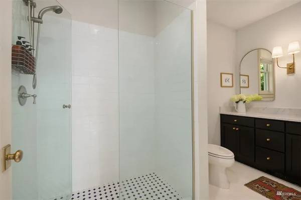 $2,030 / 1br - Live in or rent this beautiful cottage while you wait for permits (Kirkland, WA)63814711893891122