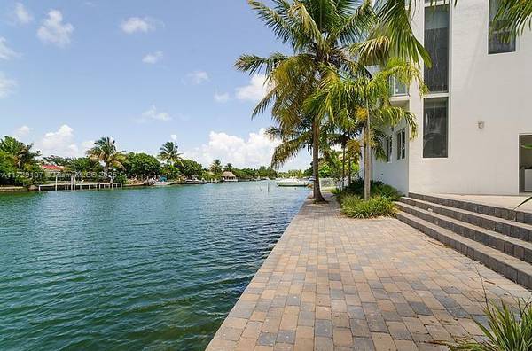 $1,750,000 / 4br - 3-story Townhome with roof terrace in Normandy Isle (Miami Beach)64049275899521121