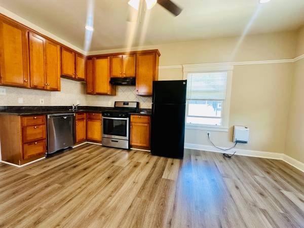 $2,050 / 2br - 650ft2 - Fully Remodeled Top Floor 2bd by Highland Hospital (oakland hills / mills)63880014483073120