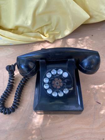 Old rotary phone 1