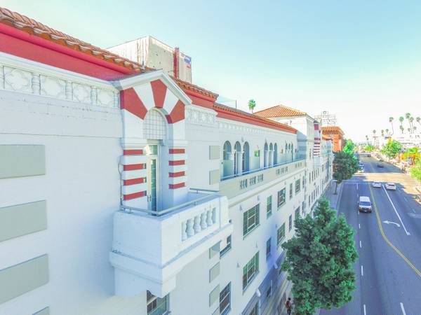 $2,195 / 1br - 603ft2 - The Abbey-Spacious 1 Bdrm with Balcony..$1000 LOOK AND LEASE SPECIAL! (Mid-Wilshire and Koreatown)64035740711939122