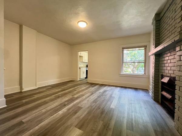 $1,785 / 3br - Charming 3 Bedroom Townhouse in Squirrel Hill! Covered Front Porch!! (Squirrel Hill / Shadyside / Pitt / CMU / East Liberty)63664544594691124