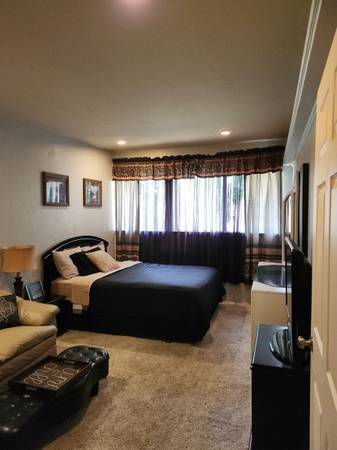 $560 / 1br - Clean home with private bedroom ready for rent (Elmhurst)63698533693057120