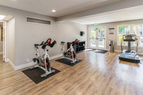 $2,435 / 1br - 570ft2 - Spacious 1 BR 1 BA w/ Vaulted Ceilings! Call about our special!! (22640 Garzota Dr, Santa Clarita, CA)63840113718145122