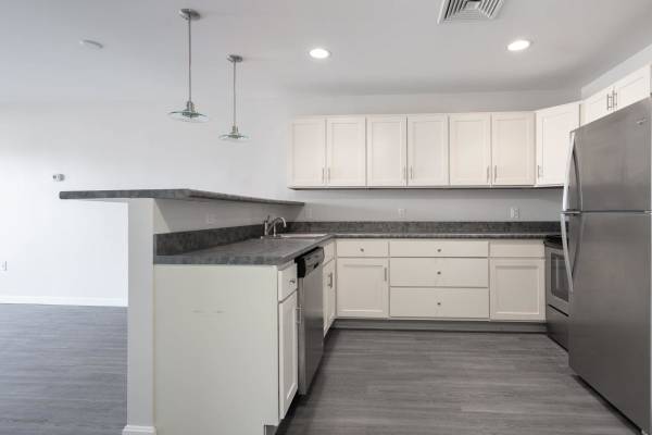 $1,900 / 1br - 790ft2 - Amplios armarios empotrados, centro de fitness, aire acondicionado y calefacción central (180 Woodbury St, Manchester, NH)63656177977985120