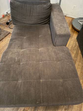 Green chaise lounge 1