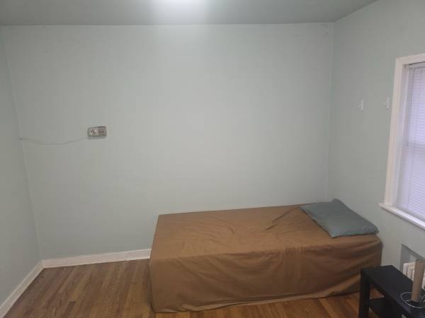 $900 / 1br - 145ft2 - Room for rent (Jamaica)63930273047939121