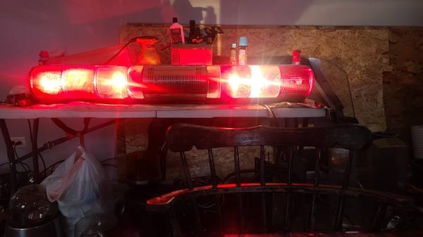 EMERGENCY LIGHT FEDERAL SIGNAL AERODYNIC RED CLEAR DOMES 1