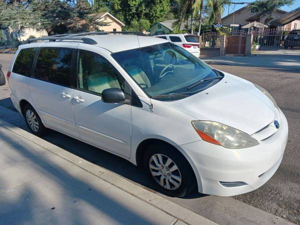 2009 Toyota Sienna - $5,88063476603256577122