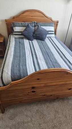 Ethan Allen Farmhouse Pine bedroom set, queen bed, very good condition 1