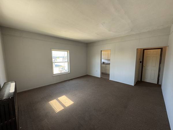 $700.00 / 1br - Large Studio apartment with utilities included.63902943855106120