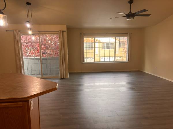 $2,400 / 2br - 1443ft2 - Beautiful East Anchorage Townhome (5554 Sapphire Lp)64014172316546123