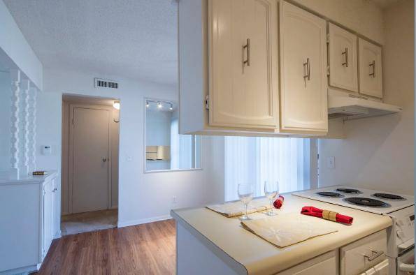 $840 / 1br - 750ft2 - Bay Windows, Extra Large Walk In Showers, Built-in Bookshelves63806193810177122
