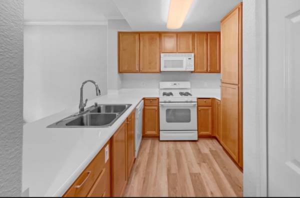 $1,250 / 1br - 722ft2 - 5201 Laguna Oaks Dr (UNIT 5) (Elk Grove)64043836329859124