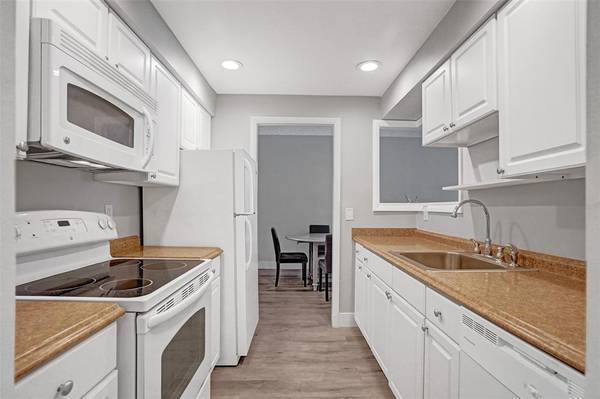 $323,900 / 2br - 1098ft2 - Two BR Condo in Boutique Building Short Walk to Beach in Pompano Beach (Pompano Beach)63825127260035124