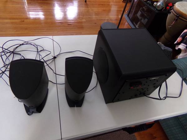 Klipsch Promedia 2.1 Altavoces envolventes THX - $65 (Cerca de Kings Island)62972001774721124