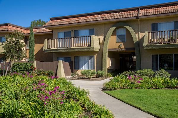 $2,815 / 2br - 978ft2 - 4 Gas Barbeque Grill Areas, Large Bedroom With Private Vanity Area (201 West Vineyard Ave, Oxnard, CA)63668253535361120