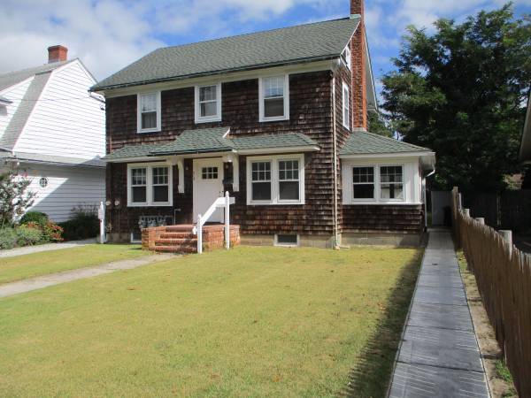 Riverhead  Spacious 2 Nd Floor Apt Year Round $1,700

$0