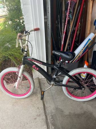 Kids Hello Kitty Bike 1
