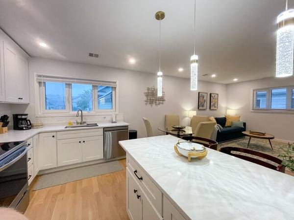 $3,200 / 2br - 890ft2 - Elegant 2-Bedroom Near MIT & Kendall Square (boston/cambridge/brookline)63863134562049122