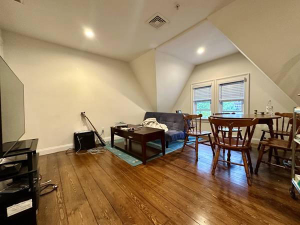 $3,100 / 3br - Gorgeous renovated 3 bed 1.5 bath in Waltham w/ laundry in unit!!63802072668801122