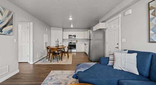 $1,625 / 2br - 1021ft2 - Gorgeous 2 BR Townhome-Walk-In Pantry & 1 Month Free! (Boise)63794993445379120