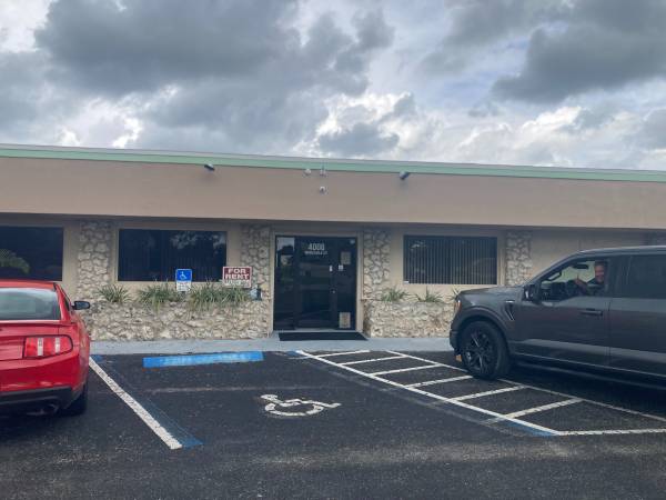 $800 / 266ft2 - OFFICE SPACE AND WAREHOUSE SPACE WITH PARKING (North Fort Myers)64151005905154120