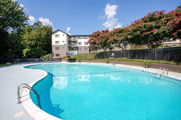 $2,270 / 2br - 915ft2 - Two Play Areas, Guest Parking, 2 Bed (4820 Kenmore Avenue, Alexandria, VA)64040363952769122
