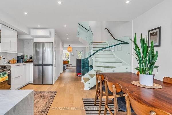 MUST SEE TWO LEVELS LUXURY LIVING STEPS TO UP EXPRESS&SUBWAY 2 BEDS 4