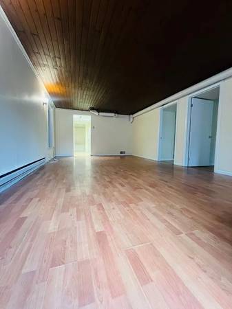 $1,200 / 2br - /-Pet friendly/-large 2 bedroom apartment (Burlington)63992935661826121