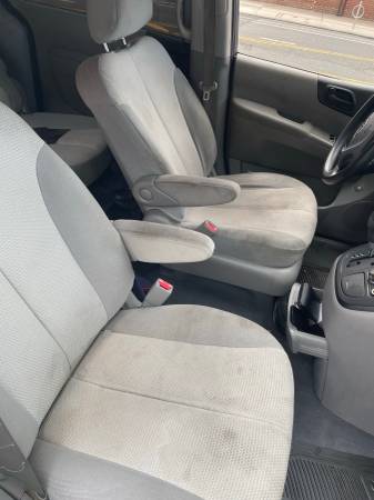 2010 Kia Sedona - $2,995 (Co op City)63654717171459124
