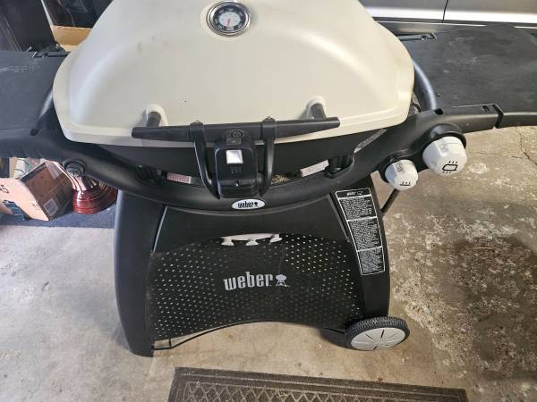 Weber Q 3200 LP GAS GRILL - $200 (Menomonee falls area)63470462526595120