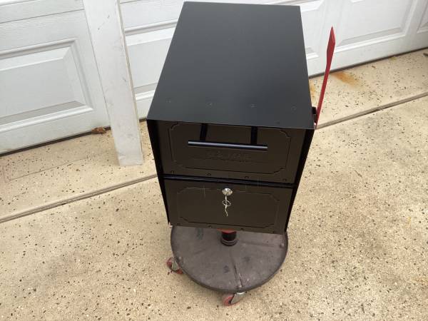 U.S. Mail Country style locking mailbox with new lock and two keys 1