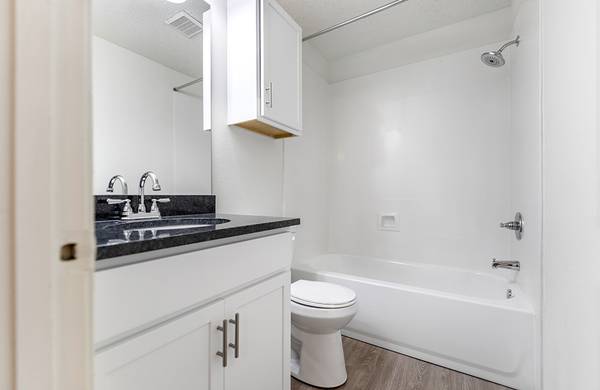 $1,240 / 1br - 722ft2 - Full Upgrade Available 1 Bedroom!! Vinyl Flooring! (Williams Blvd.)63792041908225123
