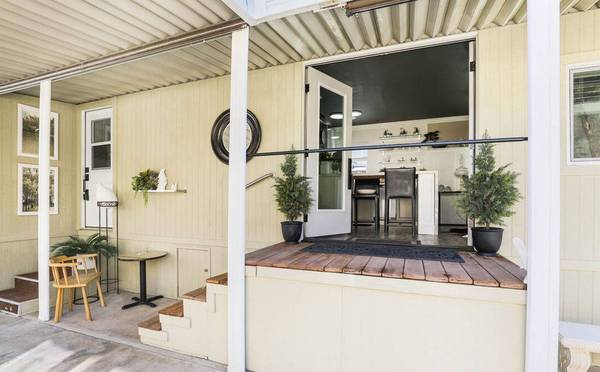 $1,100 / 1br - 400ft2 - Live Large in a Tiny Home (Sungate)63686245704579122