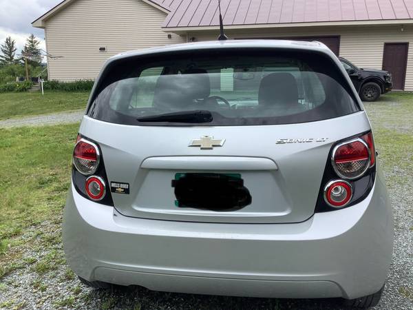 2014 CHEVY SONIC HATCHBACK LT CON RUEDAS ABAJO, PAQUETE DE REMOLQUE! EXCELENTE REMOLQUE PARA RV - $6,000 (Newbury)63622535607553121